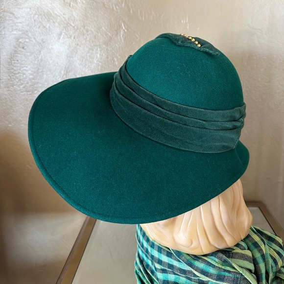 SENSATIONAL DESIGNER 1950\'s GREEN FELT WIDE BRIM HAT WITH METAL STUDS & FEATHERS main image 9